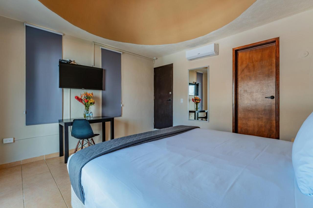 Hotel Brisas 5A Av, プレヤデルカーメン エクステリア 写真